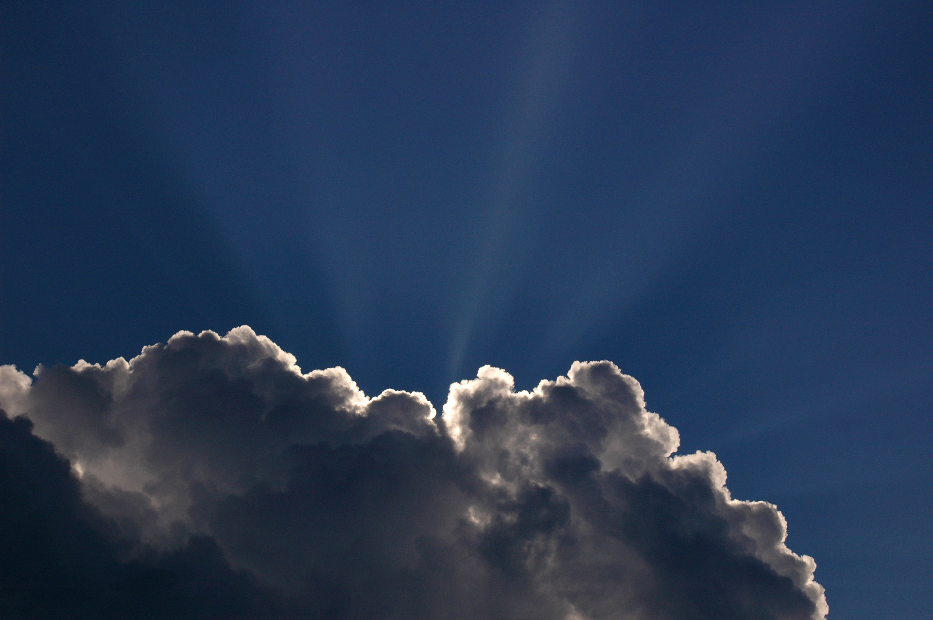 puffy-cloud-sun-rays